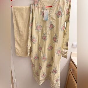 Motifz Floral Embroidered Kurta with trousers. Pakistani/Indian suit. Size Small